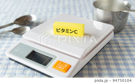 ビタミンC　栄養素　摂取基準　水溶性ビタミン　加齢 94750104