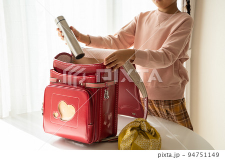 学校の用意をする小学生 学校の用意をする小学生 94751149