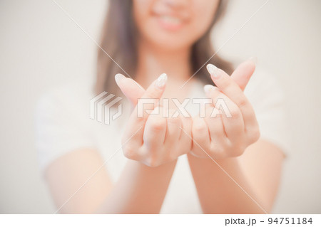 手でハートをつくる女性 手でハートをつくる女性 94751184