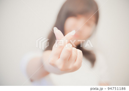 手でハートをつくる女性 94751186