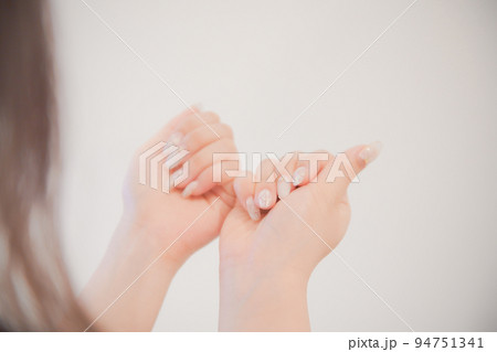 ネイルを気にする女性 ネイルを気にする女性 94751341