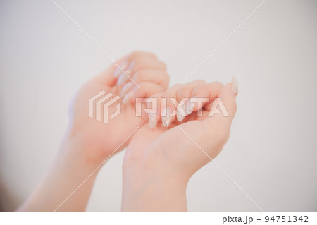 ネイルを気にする女性 ネイルを気にする女性 94751342
