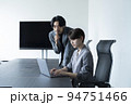 会議室でミーティングをする男女（女性のみフォトリアルバーチャルヒューマン素材) 94751466