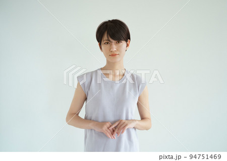 白背景の若い女性のポートレート（フォトリアルバーチャルヒューマン素材) 94751469