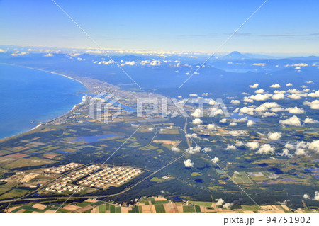 苫小牧、支笏湖、羊蹄山周辺を望む/上空より(北海道苫小牧市)【2022.8】 苫小牧、支笏湖、羊蹄山周辺を望む/上空より(北海道苫小牧市)【2022.8】 94751902