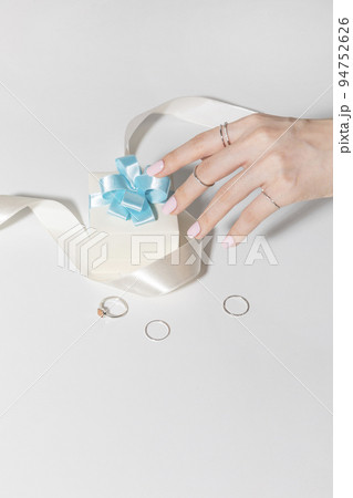 beauty hands motion series_holding gift box beauty hands motion series_holding gift box 94752626