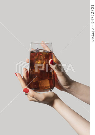 beauty hands motion series_holding americano or brewed coffee 94752701