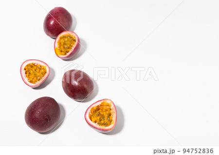 Tropical Fruits_passionfruit 94752836