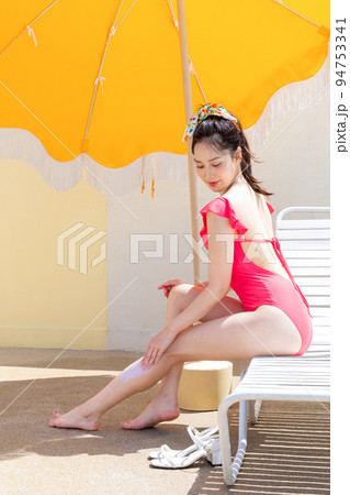 summer vacation concept_korean beautiful asian young woman applying, wearing sunblock 94753341