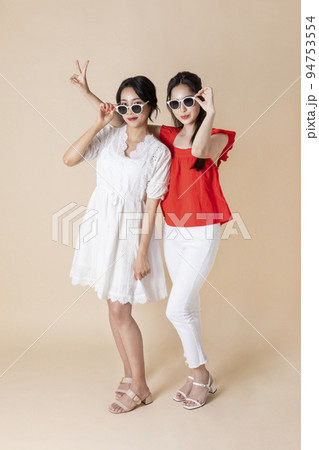 summer vacation trip with friends concept series_korean beautiful asian young women wearing sunglasses having fun time 94753554
