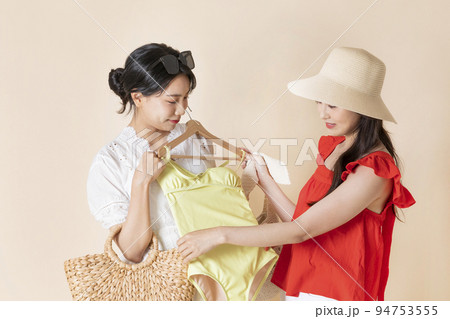 summer vacation trip with friends concept series_korean beautiful asian young women shopping 94753555