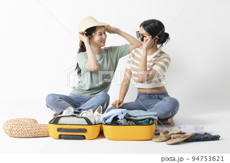 preparing for a summer trip concept series_korean beautiful asian young women wearing sunglasses and a hat 94753621
