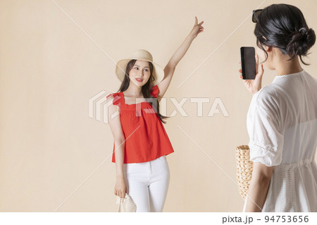 summer vacation trip with friends concept series_korean beautiful asian young women taking a photo 94753656