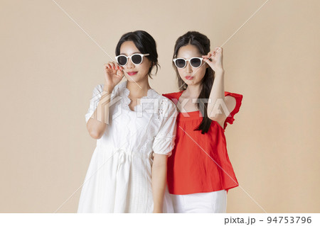 summer vacation trip with friends concept series_korean beautiful asian young women wearing sunglasses 94753796