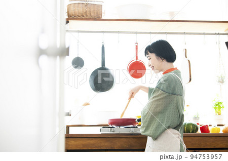 料理をする若い女性　笑顔 94753957
