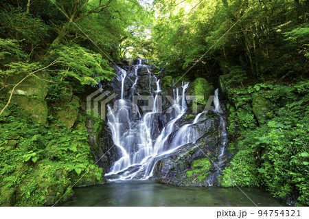 糸島の人気観光スポット　美しい白糸の滝　（福岡県糸島市） 94754321