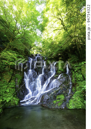 糸島の人気観光スポット　美しい白糸の滝　（福岡県糸島市） 94754322