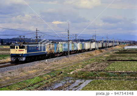 2000年　東北本線を走るEF651090コンテナ貨物列車 94754348