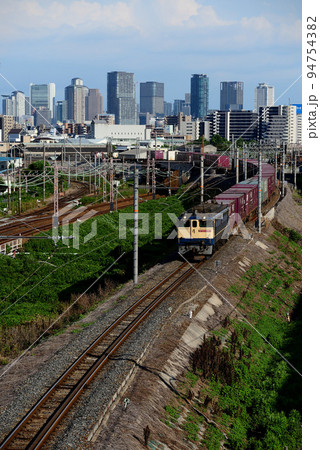 北方貨物線を行くEF652083コンテナ貨物列車 94754382