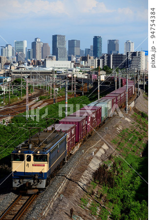 北方貨物線を行くEF652083コンテナ貨物列車 北方貨物線を行くEF652083コンテナ貨物列車 94754384