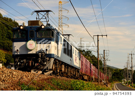 伯備線を走るEF641005コンテナ貨物列車 94754393