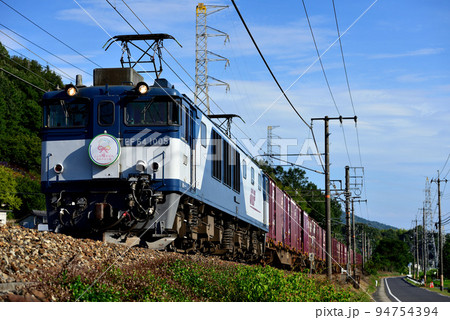 伯備線を走るEF641005コンテナ貨物列車 94754394