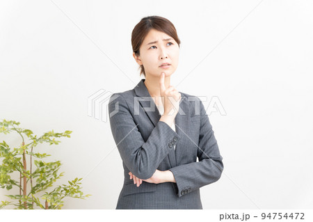 腕組みして悩む女性 94754472