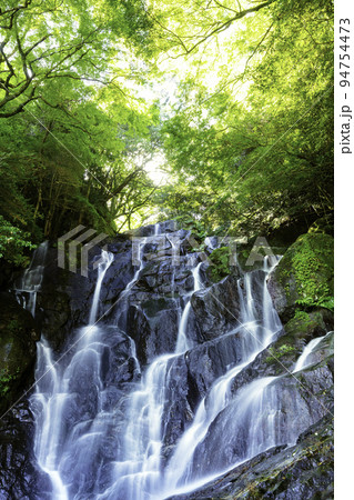 糸島の人気観光スポット　美しい白糸の滝　（福岡県糸島市） 94754473