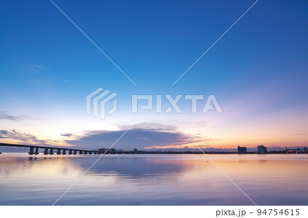 【琵琶湖の湖畔 (明け方)】 滋賀県大津市今堅田 94754615