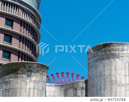 大阪駅前の梅田換気塔 阪急うめだ本店とHEP FIVE観覧車 大阪駅前の梅田換気塔 阪急うめだ本店とHEP FIVE観覧車 94754788