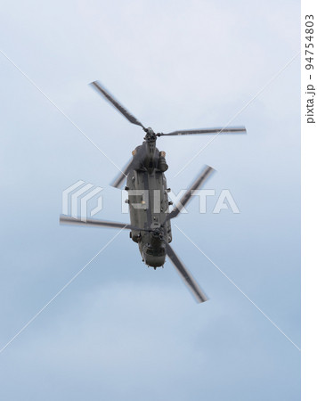 雲上のイギリス空軍チヌークHC2ヘリ 94754803