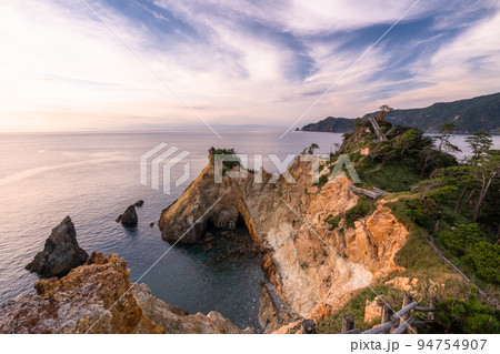 《静岡県》黄金崎の夕景・伊豆の景勝地 94754907