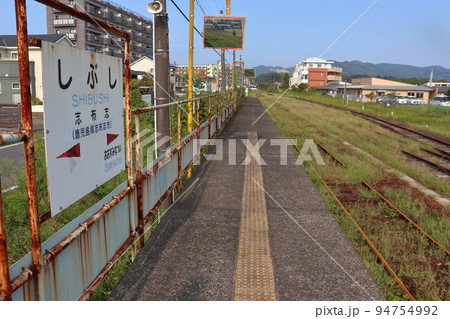 日南線の終点 志布志駅 駅構内と駅名標 日南線の終点 志布志駅 駅構内と駅名標 94754992