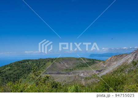 有珠山火口原展望台から外輪山、噴火湾を眺望する 94755025