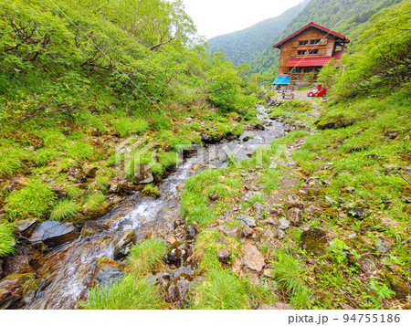 南アルプス　夏の百間洞山の家のある風景 94755186