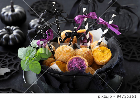 ハロウィン　かぼちゃと紫いものコロッケ　まん丸コロッケ　ボールコロッケ　 94755361