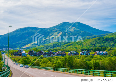 リゾート地ニセコへと続くサンモリッツ大橋と雄大なニセコアンヌプリ|北海道倶知安町 リゾート地ニセコへと続くサンモリッツ大橋と雄大なニセコアンヌプリ|北海道倶知安町 94755371