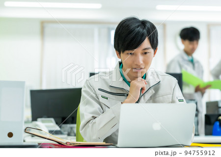 パソコンに向かう若いエンジニア パソコンに向かう若いエンジニア 94755912