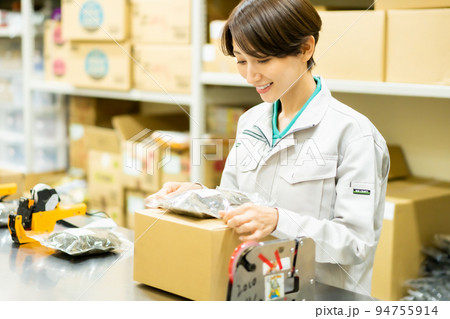 バックヤードで梱包作業をする女性 94755914