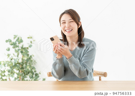 スマートフォン　女性 94756333