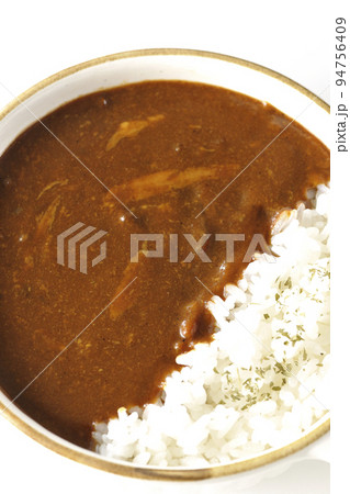 耐熱皿に盛られたチーズカレーライスを白背景で俯瞰撮影 耐熱皿に盛られたチーズカレーライスを白背景で俯瞰撮影 94756409