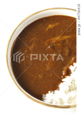 耐熱皿に盛られたチーズカレーライスを白背景で俯瞰撮影 94756410