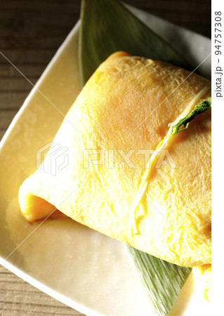 ハレの日の御馳走茶巾寿司を俯瞰で撮影 94757308