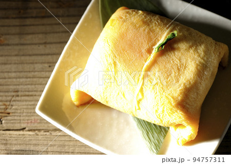 ハレの日の御馳走茶巾寿司を俯瞰で撮影 94757311