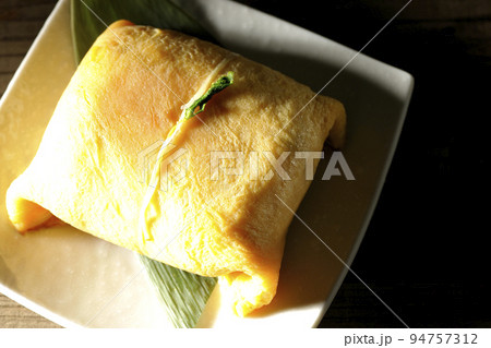 ハレの日の御馳走茶巾寿司を俯瞰で撮影 94757312