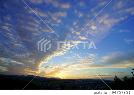 秋の夕焼け・広がるうろこ雲・日没後 94757351
