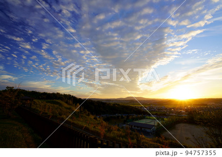 秋の夕焼け・広がるうろこ雲・日没 秋の夕焼け・広がるうろこ雲・日没 94757355