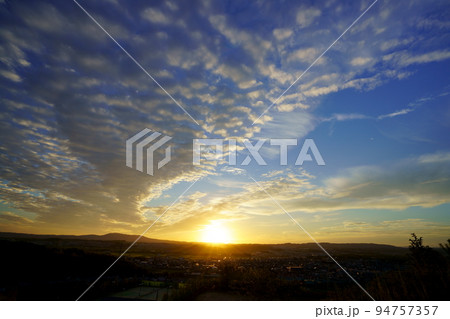 秋の夕焼け・広がるうろこ雲・日没 94757357