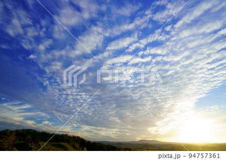 秋の夕焼け・広がるうろこ雲・日没の写真素材 [94757361] - PIXTA