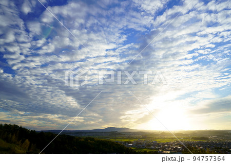秋の夕焼け・広がるうろこ雲・日没 94757364